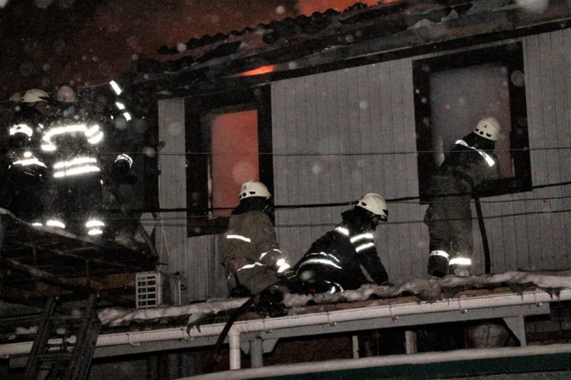 В Днепре всю ночь боролись с сильным пожаром: как это было (ФОТО, ВИДЕО, ОБНОВЛЕНО) 8