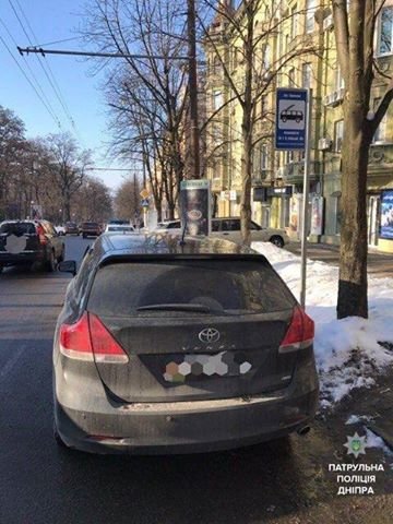 Полиция эвакуирует автомобили в Днепре: причины (ФОТО) 1