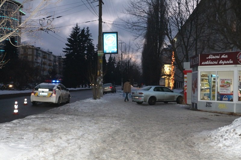 Опасная работа: женщину, торговавшую возле киоска, сбила машина (ФОТО) 1