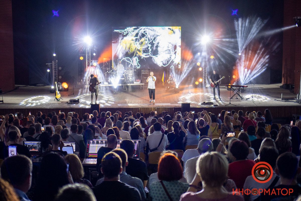 Зал был почти заполнен Зал был почти заполнен