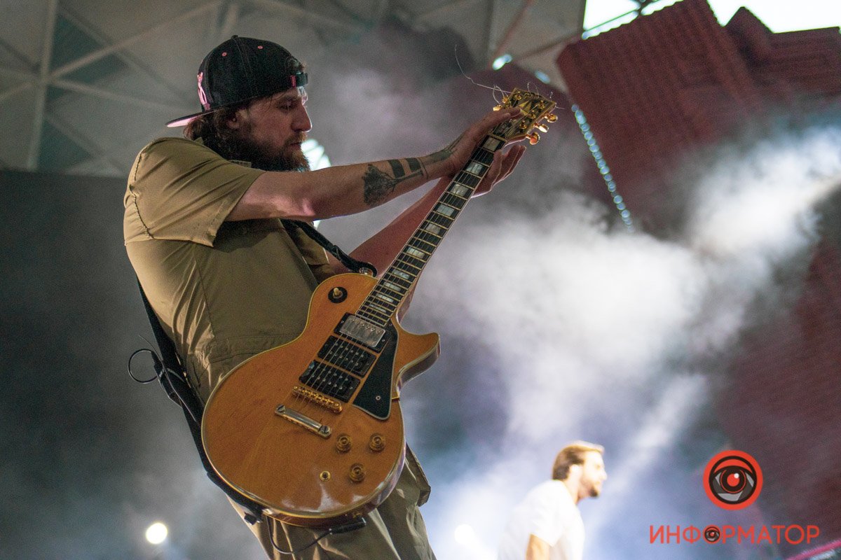 Сдержанно и с эмоциями одновременно Сдержанно и с эмоциями одновременно