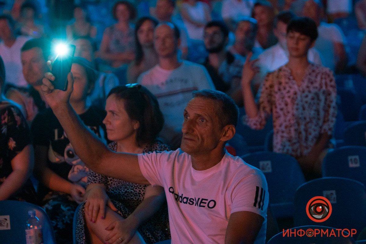 Включили фонарики и зажигалки Включили фонарики и зажигалки