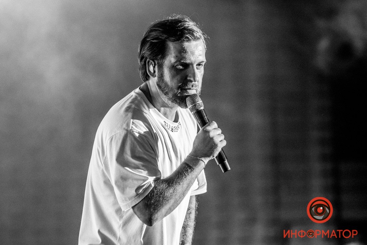 Как будто в глаза каждому посмотрел Как будто в глаза каждому посмотрел