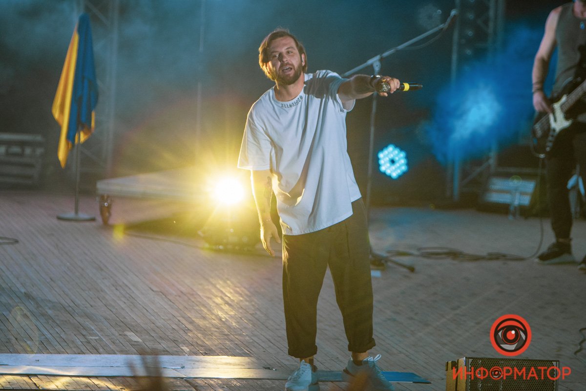 Позади демонстрировали кадры Революции Достоинства и войны с РФ Позади демонстрировали кадры Революции Достоинства и войны с РФ