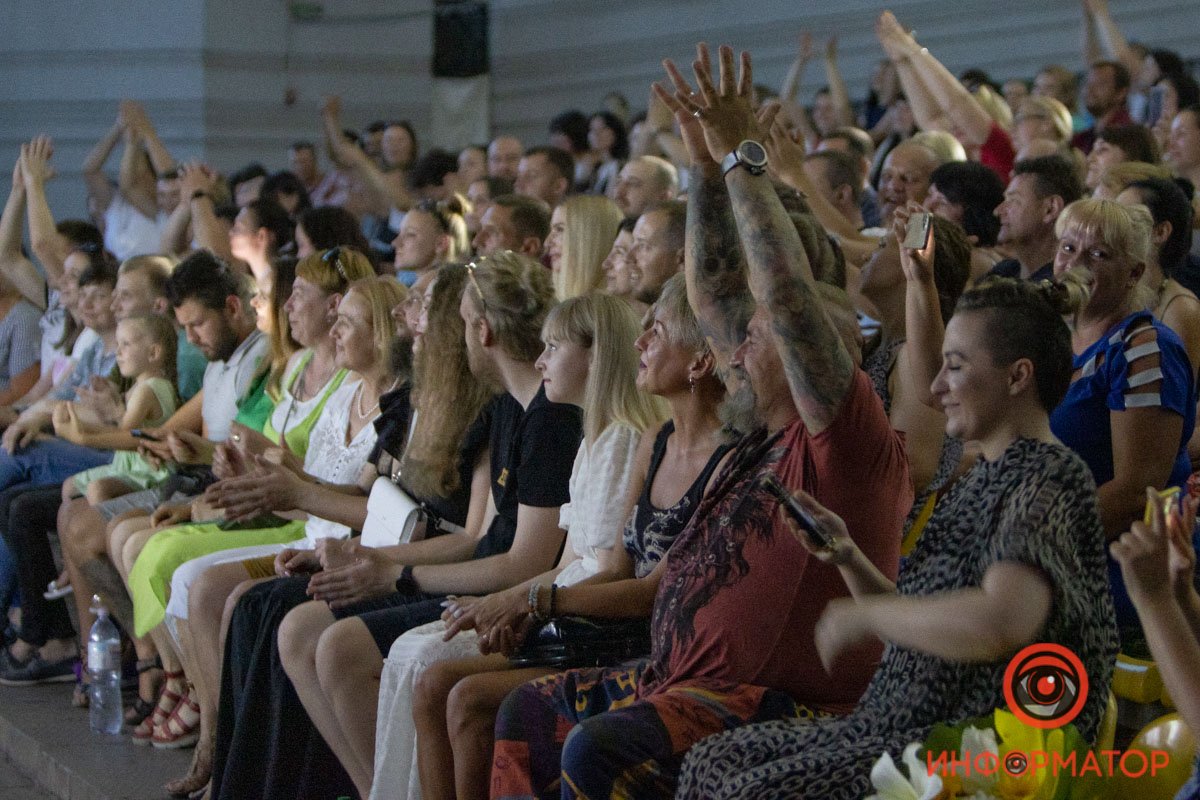 Аудитория поддерживала коллектив аплодисментами Аудитория поддерживала коллектив аплодисментами