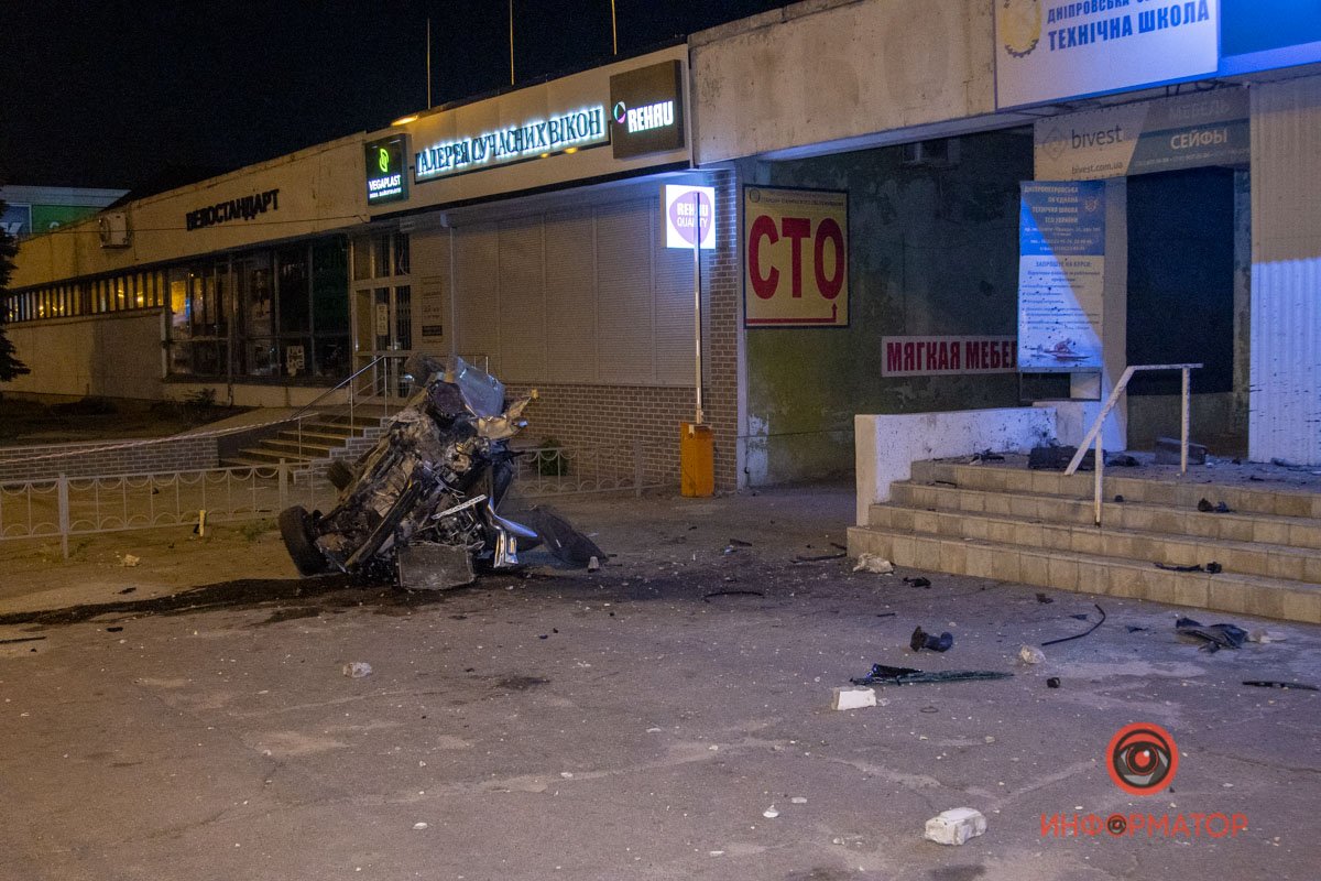 В Днепре на Слобожанском Volkswagen столкнулся с Range Rover, вылетел на тротуар и перевернулся: двое пострадавших 1