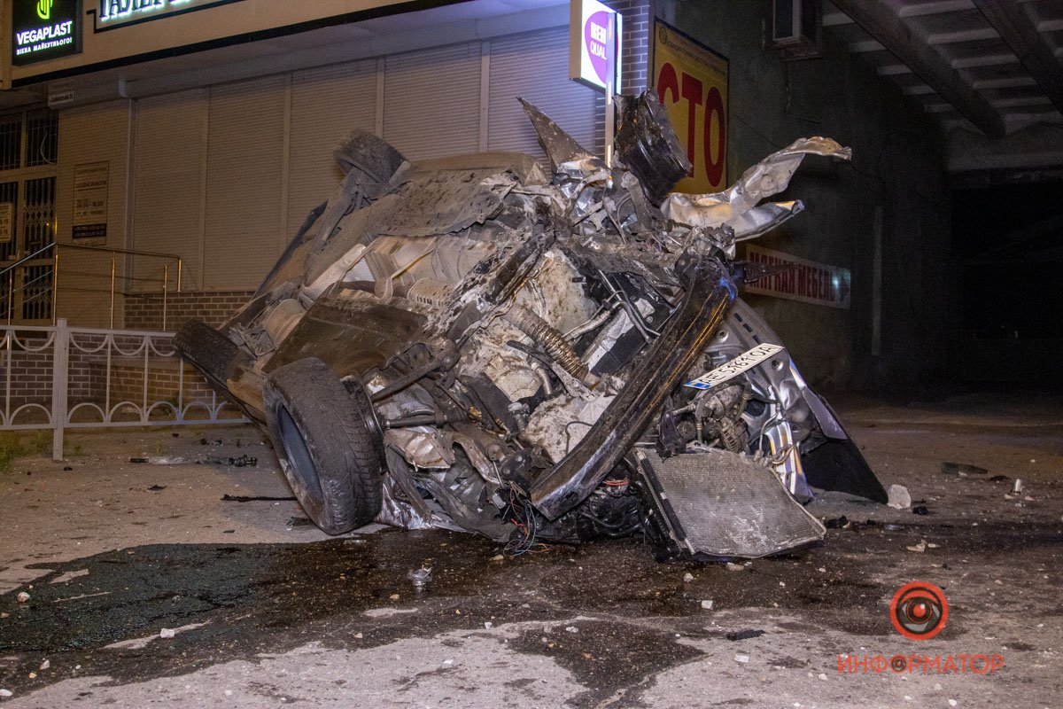 В Днепре на Слобожанском Volkswagen столкнулся с Range Rover, вылетел на тротуар и перевернулся: двое пострадавших 2