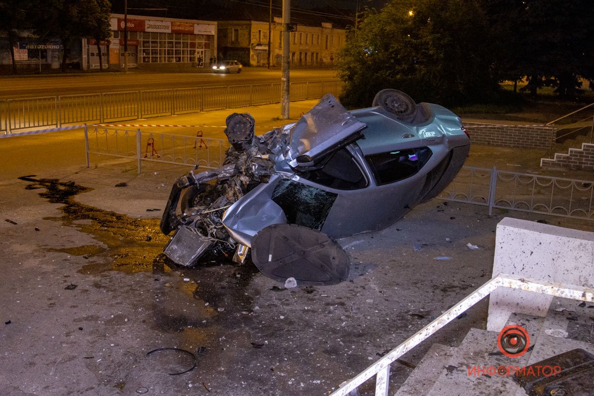 В Днепре на Слобожанском Volkswagen столкнулся с Range Rover, вылетел на тротуар и перевернулся: двое пострадавших 3