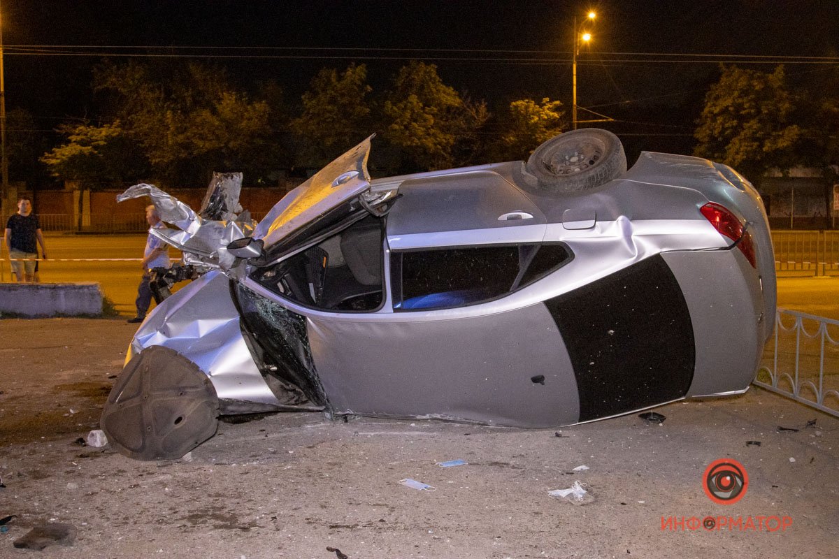 В Днепре на Слобожанском Volkswagen столкнулся с Range Rover, вылетел на тротуар и перевернулся: двое пострадавших 4