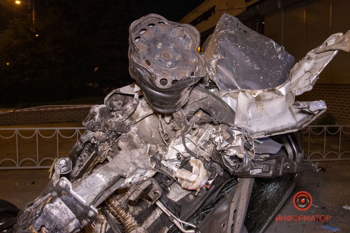 В Днепре на Слобожанском Volkswagen столкнулся с Range Rover, вылетел на тротуар и перевернулся: двое пострадавших 5