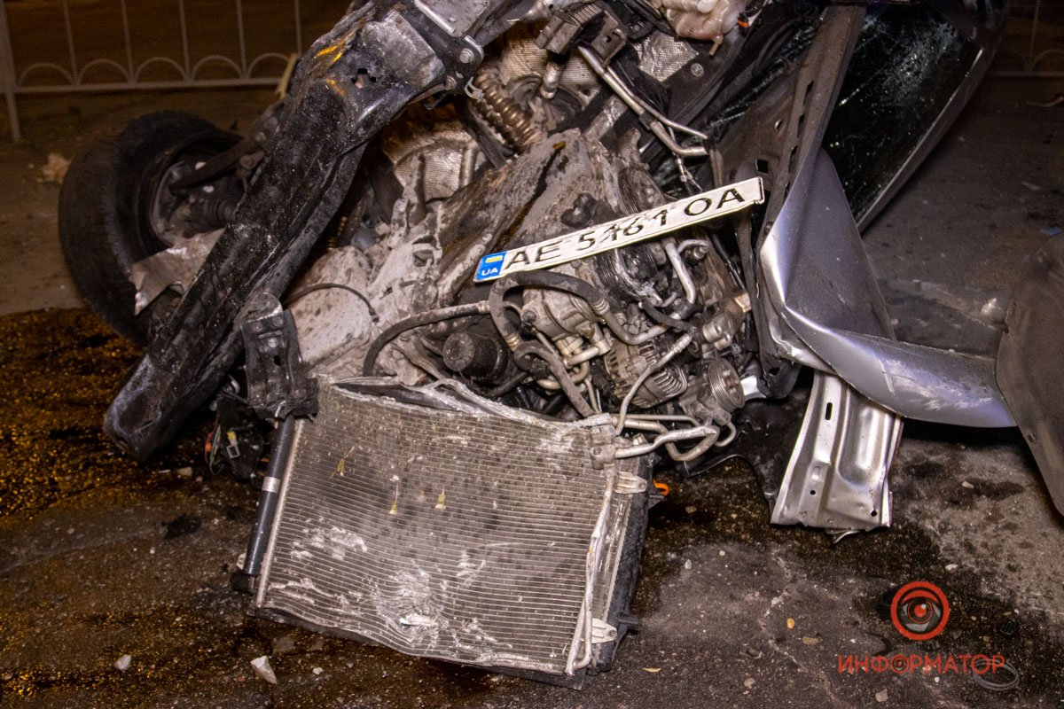 В Днепре на Слобожанском Volkswagen столкнулся с Range Rover, вылетел на тротуар и перевернулся: двое пострадавших 6