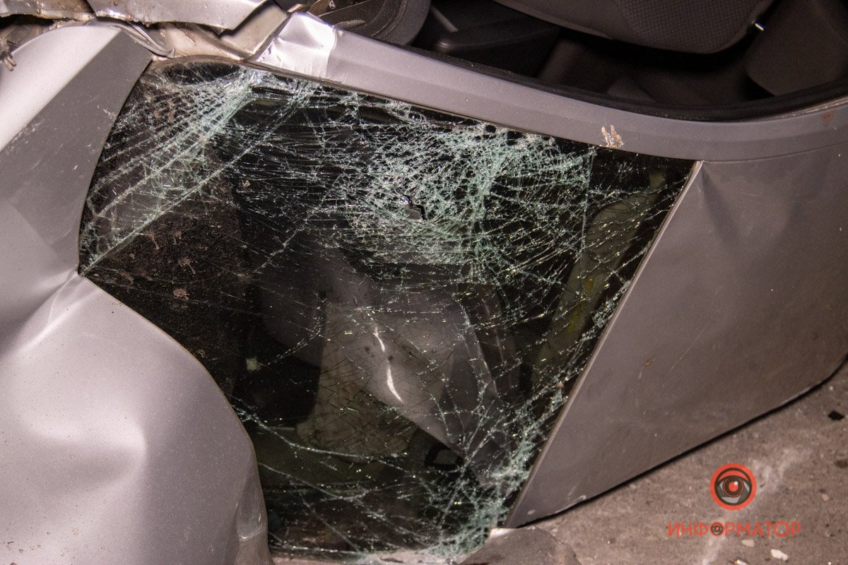 В Днепре на Слобожанском Volkswagen столкнулся с Range Rover, вылетел на тротуар и перевернулся: двое пострадавших 7