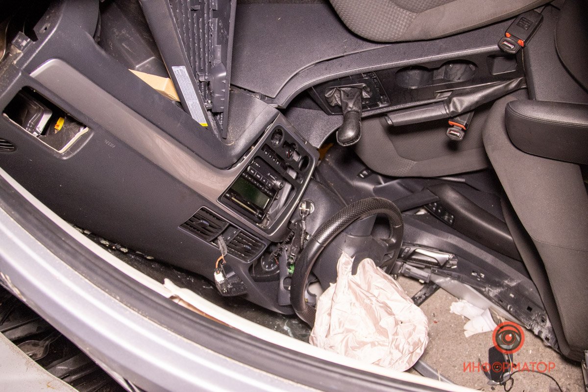 В Днепре на Слобожанском Volkswagen столкнулся с Range Rover, вылетел на тротуар и перевернулся: двое пострадавших 8