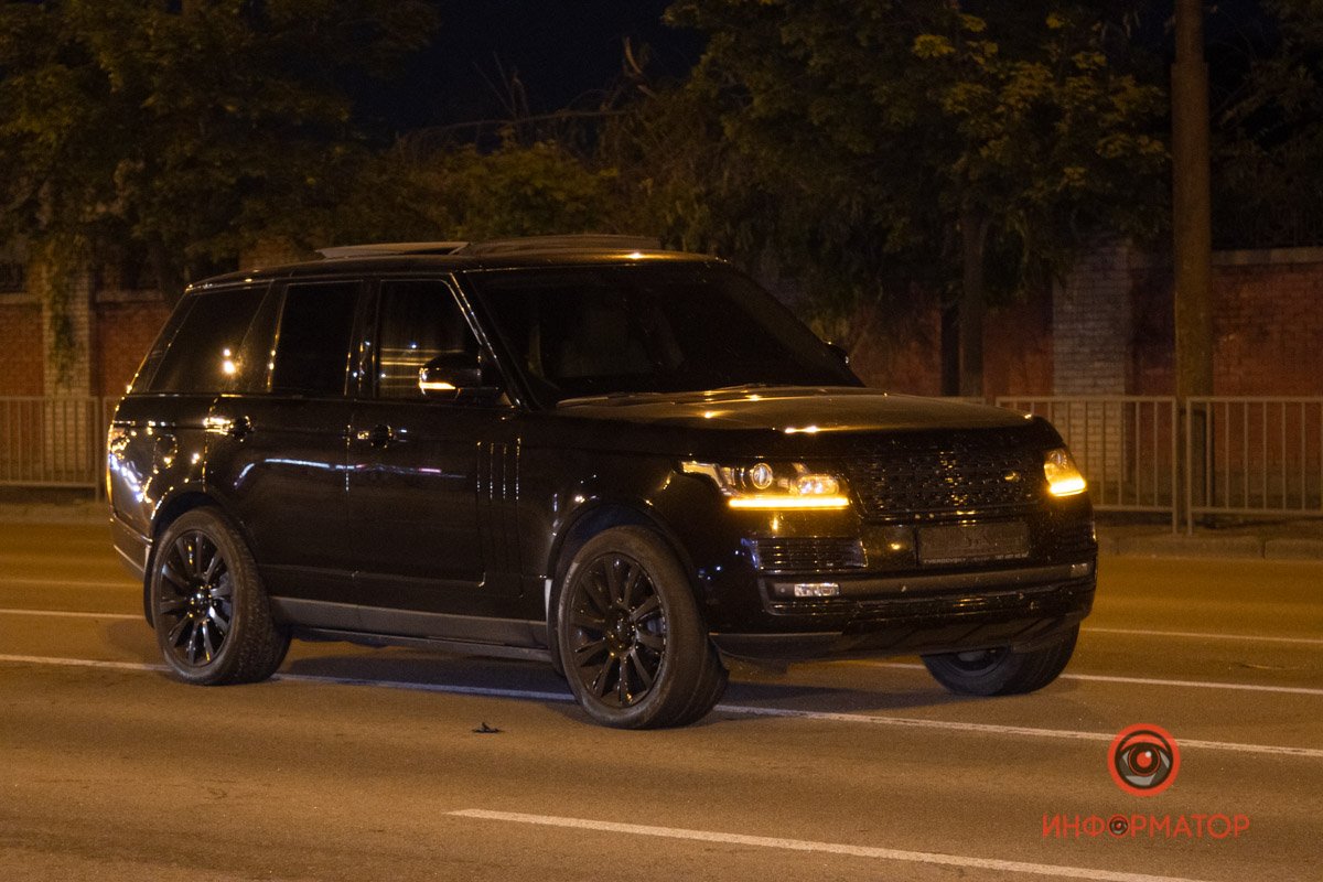В Днепре на Слобожанском Volkswagen столкнулся с Range Rover, вылетел на тротуар и перевернулся: двое пострадавших 9