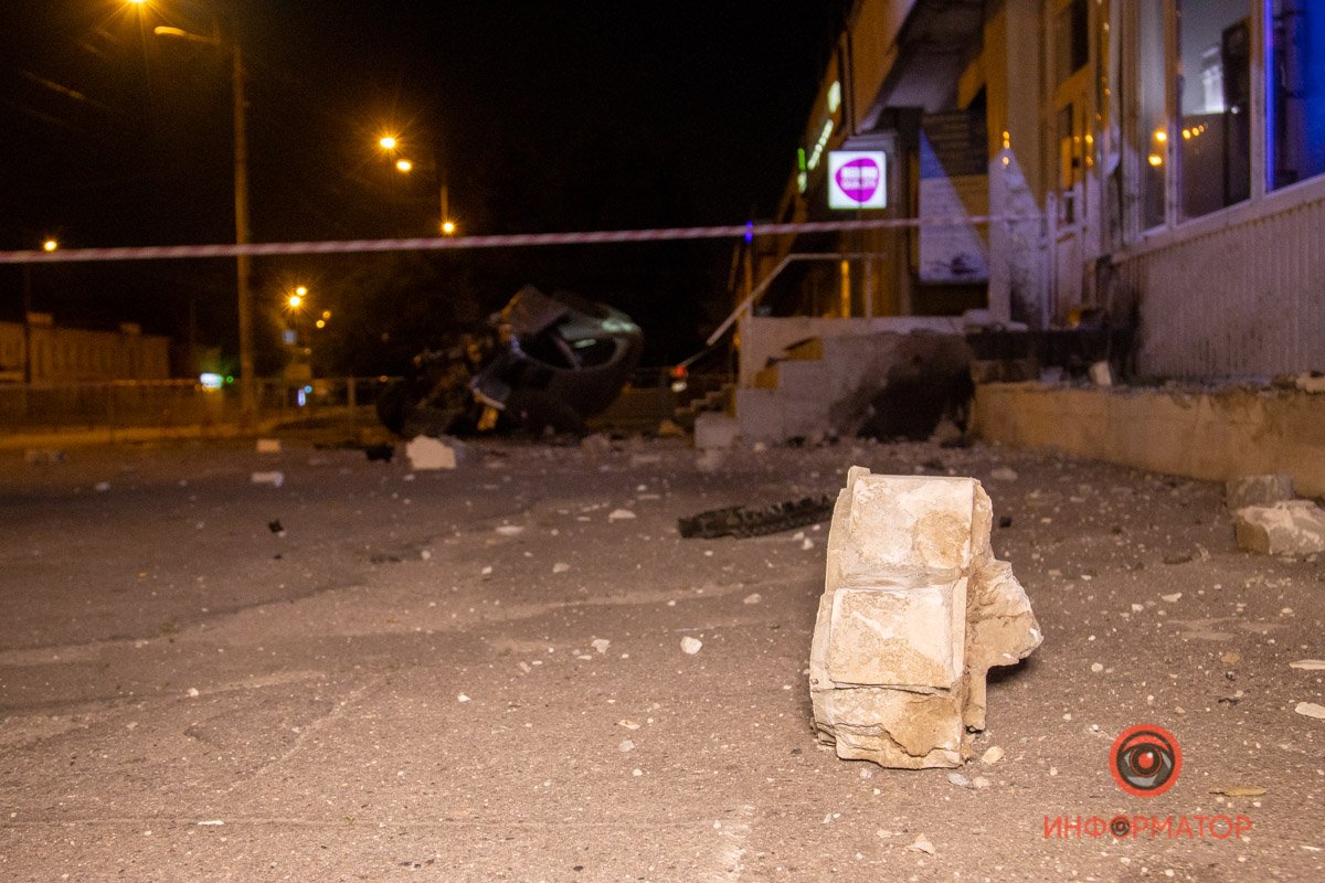 В Днепре на Слобожанском Volkswagen столкнулся с Range Rover, вылетел на тротуар и перевернулся: двое пострадавших 10