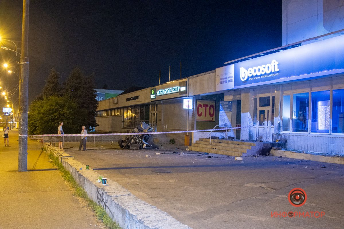 В Днепре на Слобожанском Volkswagen столкнулся с Range Rover, вылетел на тротуар и перевернулся: двое пострадавших 11