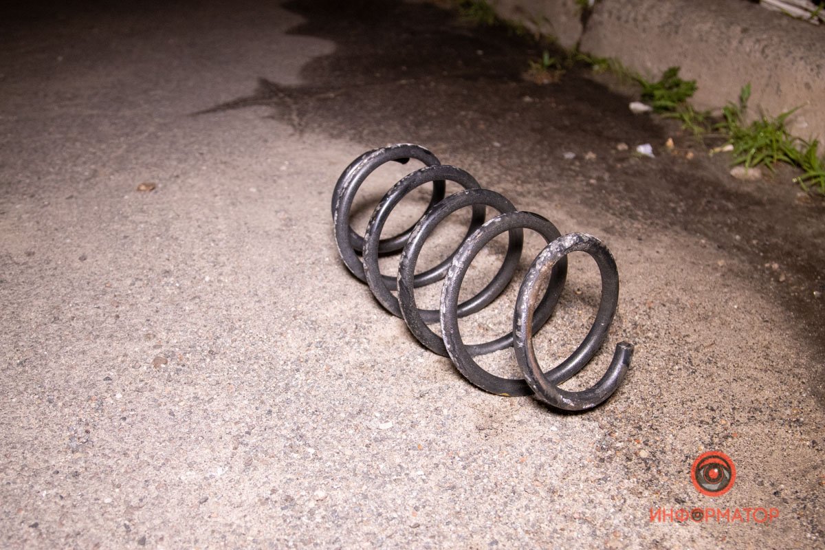 В Днепре на Слобожанском Volkswagen столкнулся с Range Rover, вылетел на тротуар и перевернулся: двое пострадавших 12