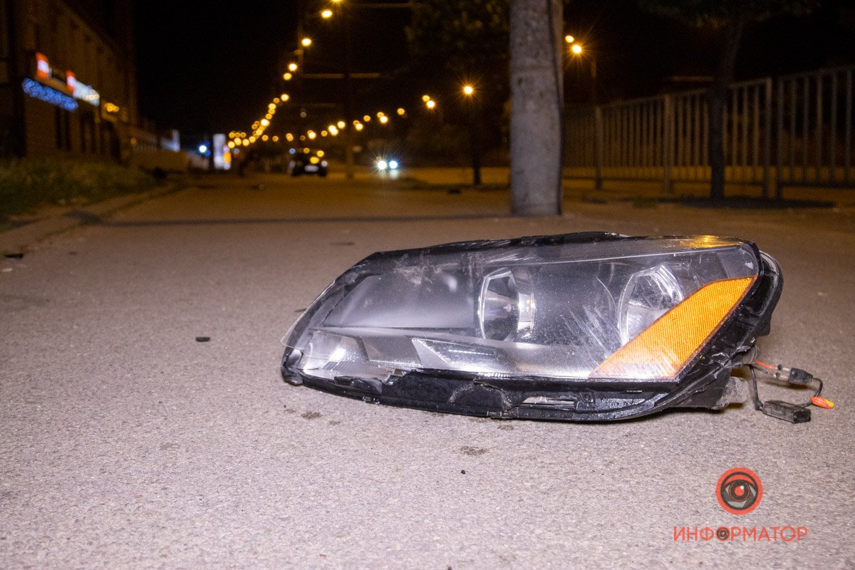 В Днепре на Слобожанском Volkswagen столкнулся с Range Rover, вылетел на тротуар и перевернулся: двое пострадавших 13