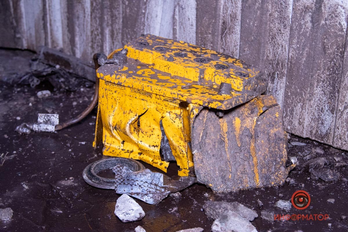 В Днепре на Слобожанском Volkswagen столкнулся с Range Rover, вылетел на тротуар и перевернулся: двое пострадавших 14