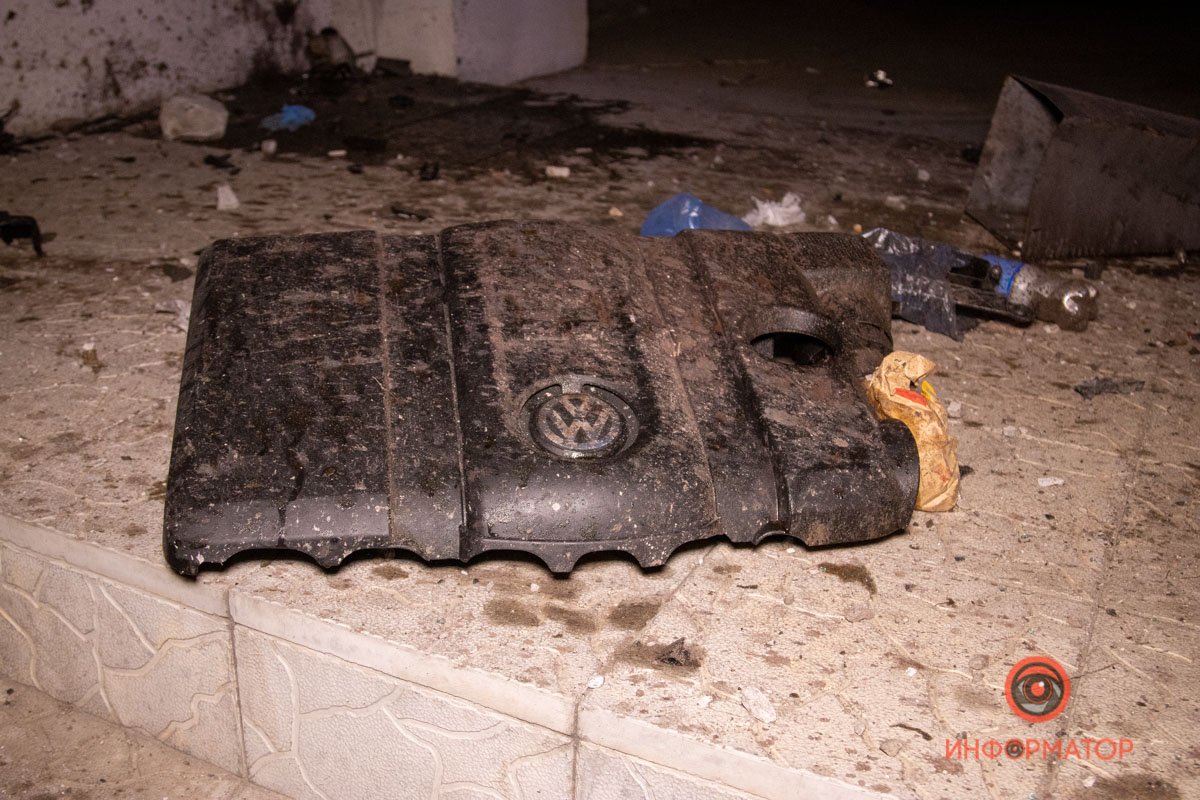 В Днепре на Слобожанском Volkswagen столкнулся с Range Rover, вылетел на тротуар и перевернулся: двое пострадавших 15