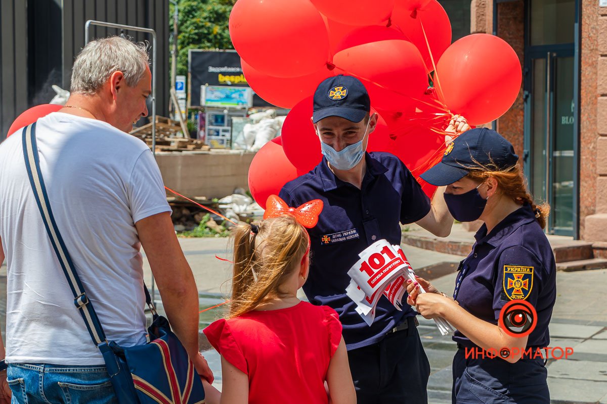 Детям дарили шарики и флажки