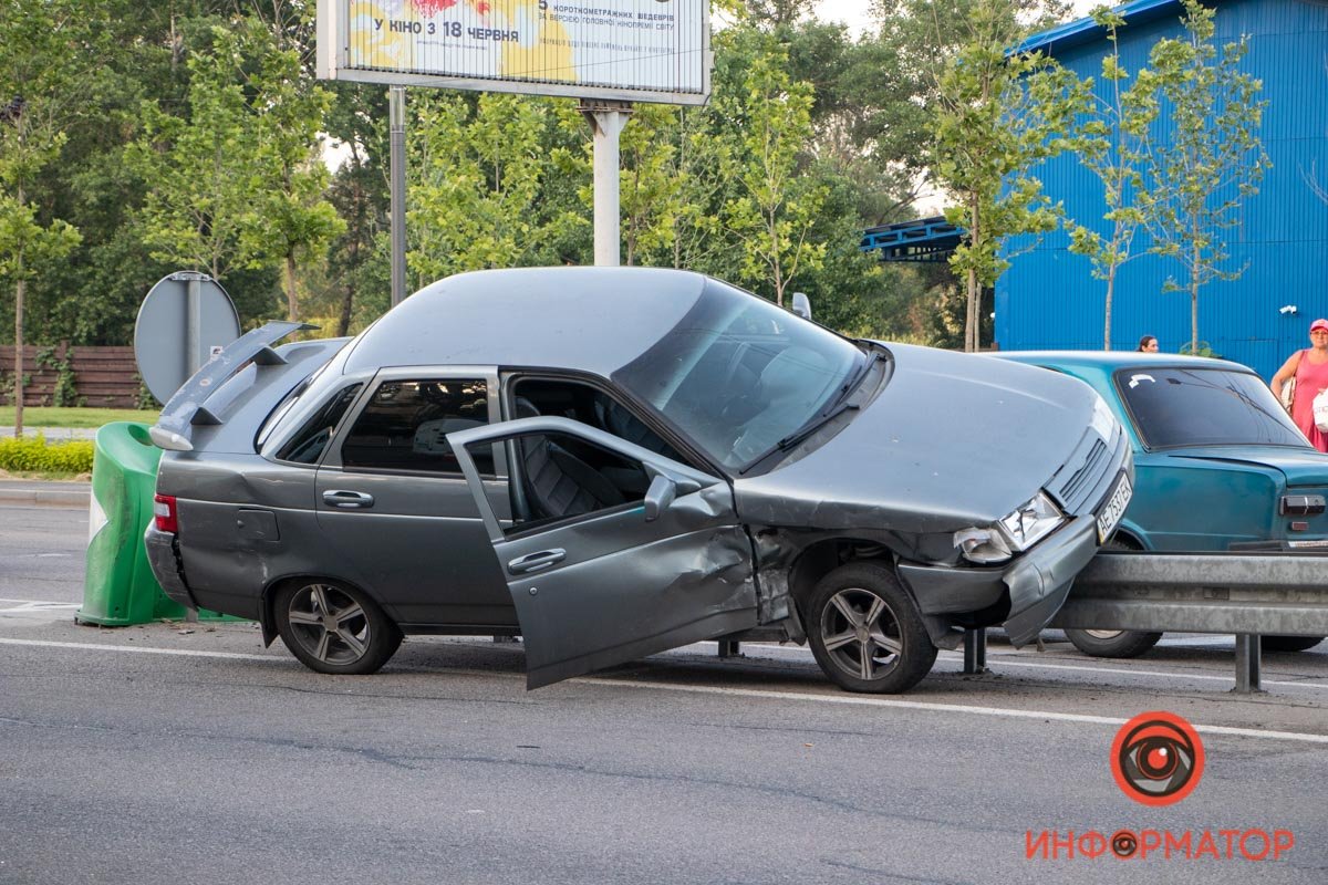 От удара первое авто отлетело на отбойник