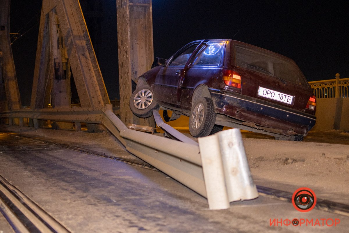 Авария произошла на Амурском мосту Авария произошла на Амурском мосту