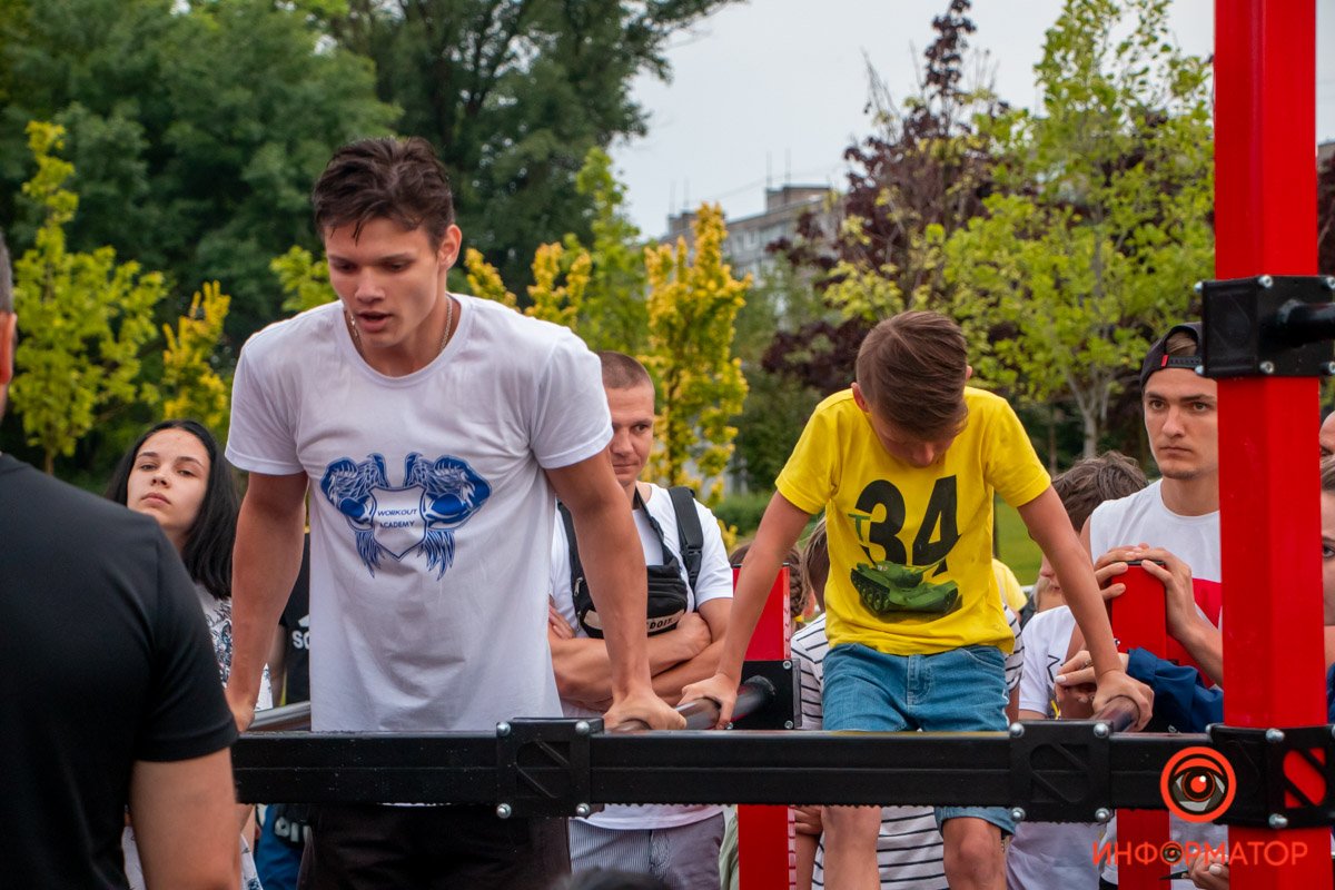 Отжимания на брусьях