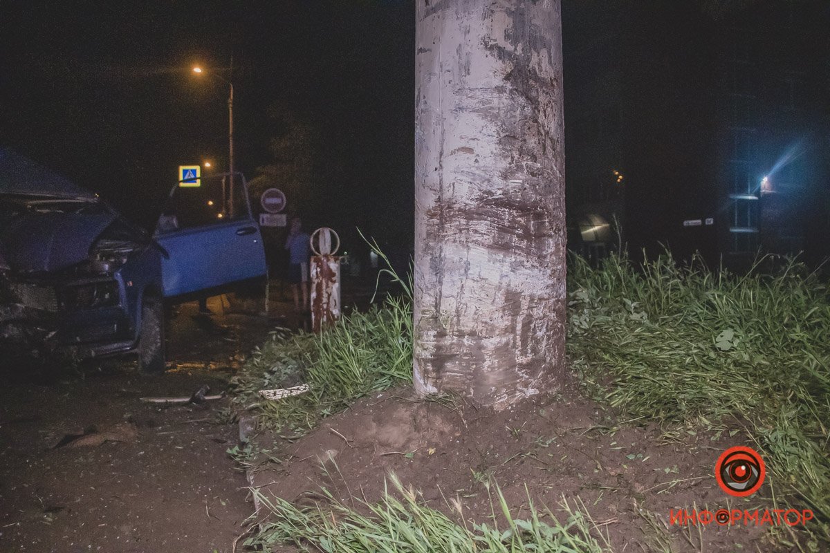 Автомобиль влетел в столб
