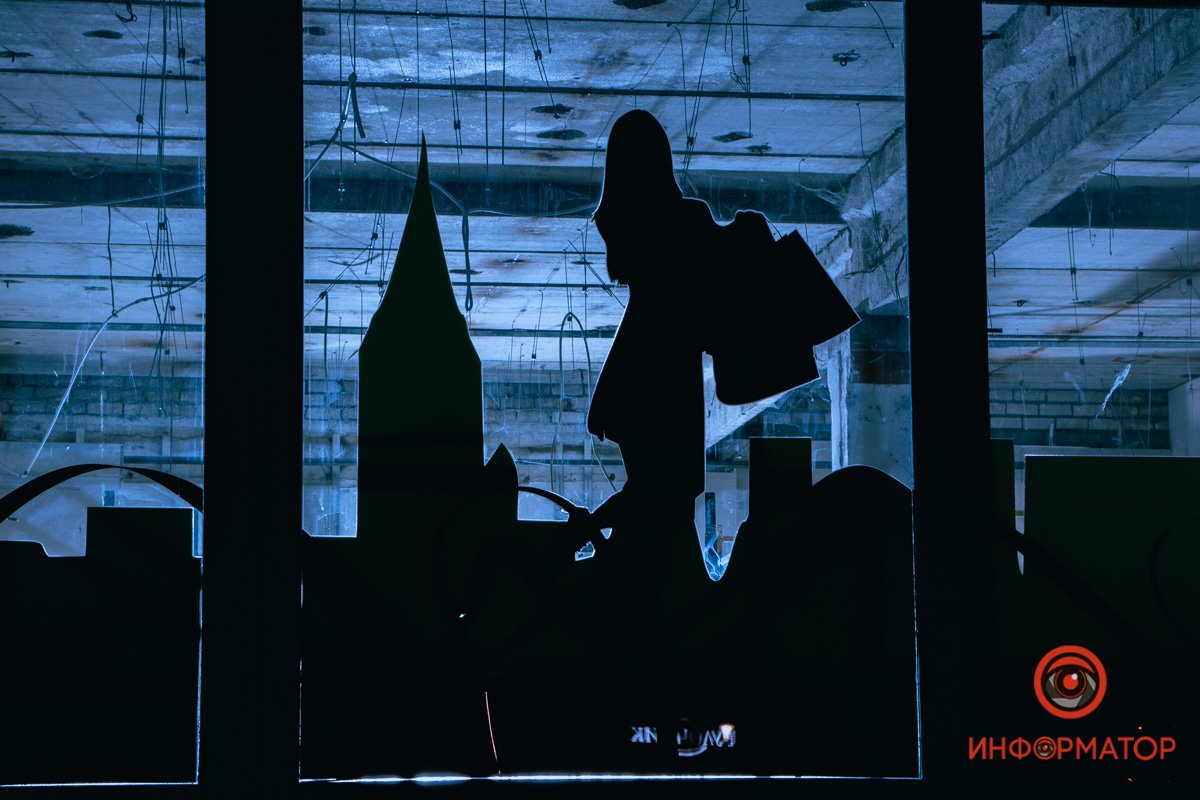 Ночью даже окна магазинов меняют свой облик