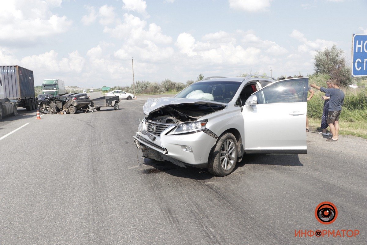 На трассе Днепр-Харьков столкнулись Lexus и Opel