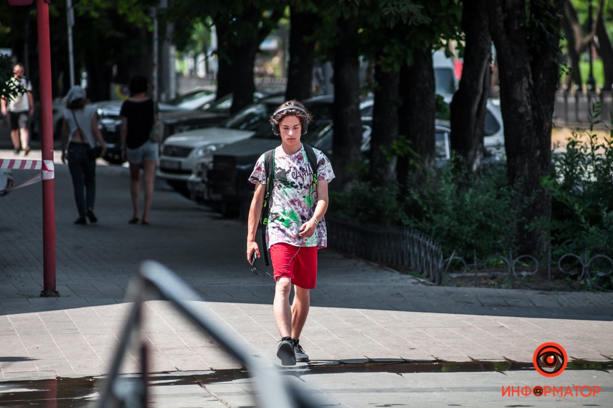 Как думаете, что слушает? Как думаете, что слушает?