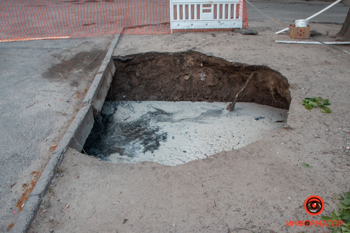 Изнутри яма была наполовину заполнена водой