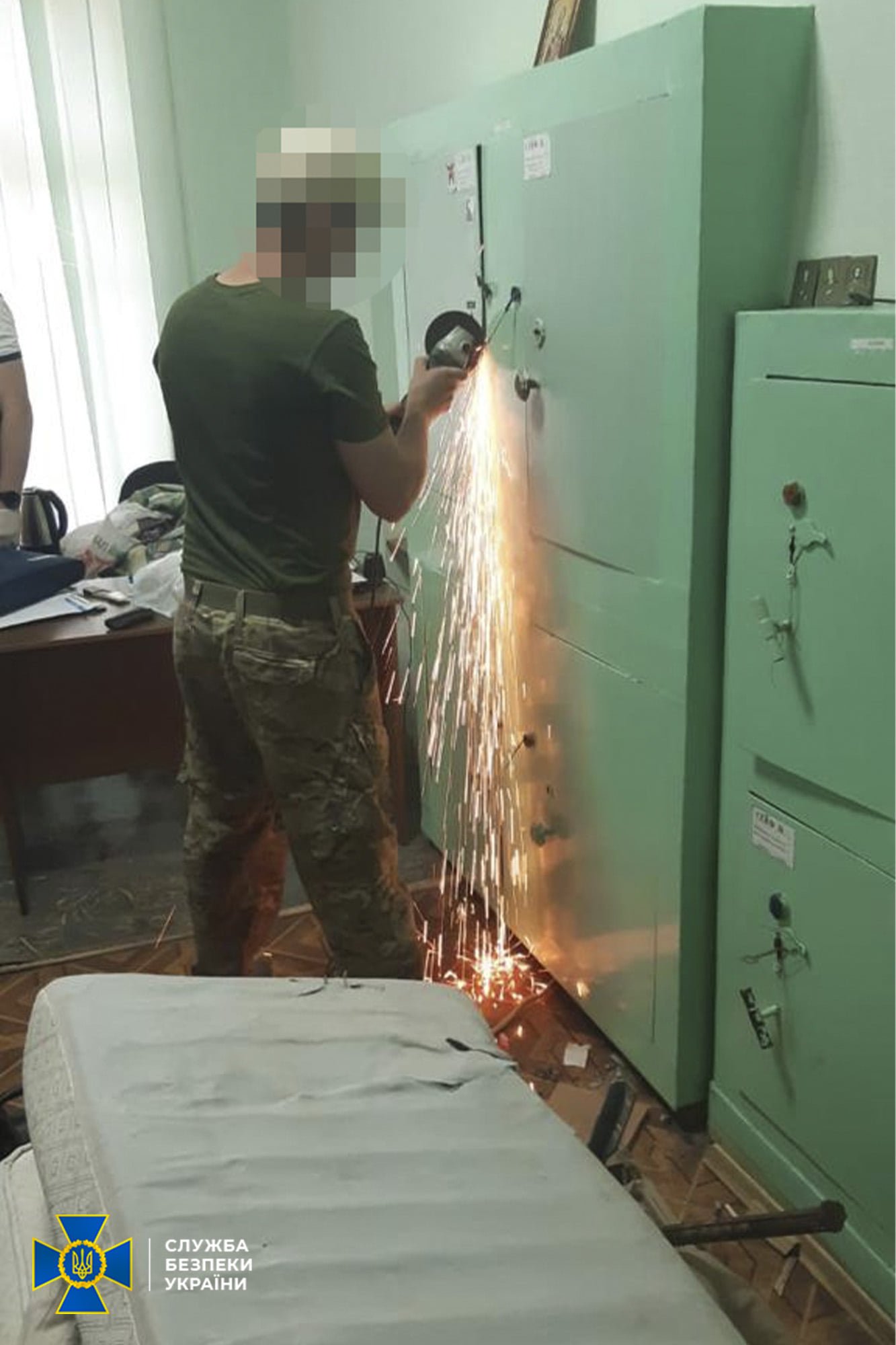 Задержанный регулярно проносил заключенным наркотики и психотропные вещества Задержанный регулярно проносил заключенным наркотики и психотропные вещества