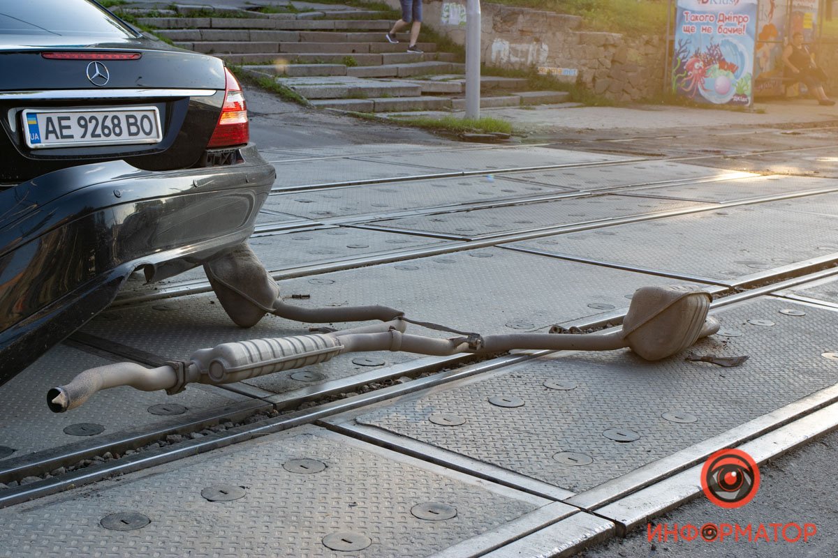 В Днепре на Грушевского Mercedes "потерял" выхлопную трубу и бампер на трамвайном переезде: образовалась пробка 2