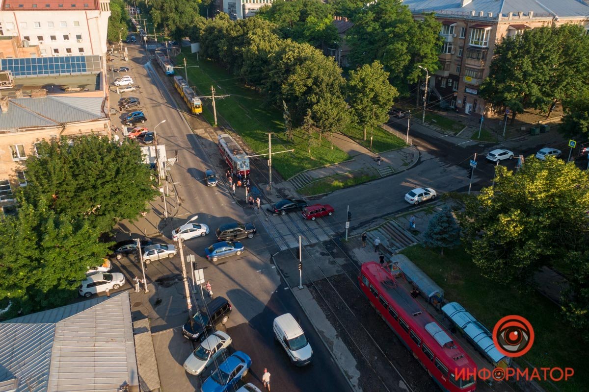В Днепре на Грушевского Mercedes "потерял" выхлопную трубу и бампер на трамвайном переезде: образовалась пробка 3