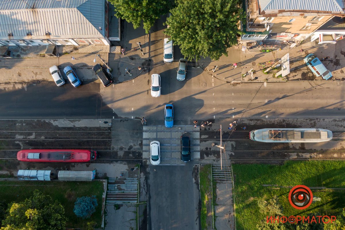 В Днепре на Грушевского Mercedes "потерял" выхлопную трубу и бампер на трамвайном переезде: образовалась пробка 4