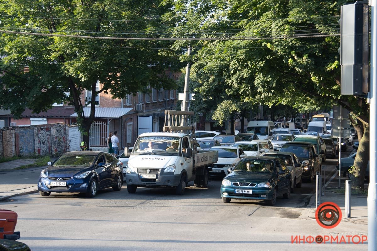 В Днепре на Грушевского Mercedes "потерял" выхлопную трубу и бампер на трамвайном переезде: образовалась пробка 5