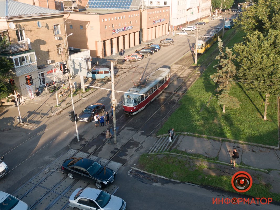 В Днепре на Грушевского Mercedes "потерял" выхлопную трубу и бампер на трамвайном переезде: образовалась пробка 6