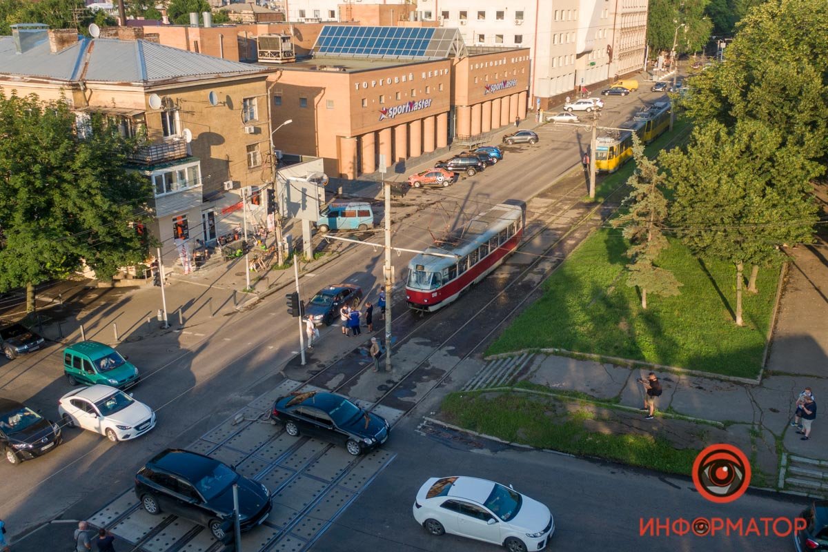 В Днепре на Грушевского Mercedes "потерял" выхлопную трубу и бампер на трамвайном переезде: образовалась пробка 7