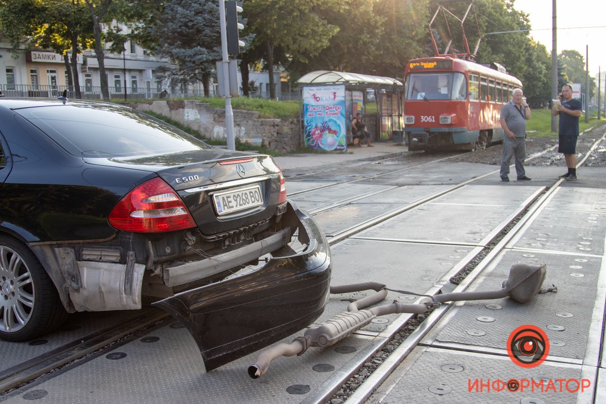 В Днепре на Грушевского Mercedes "потерял" выхлопную трубу и бампер на трамвайном переезде: образовалась пробка 8