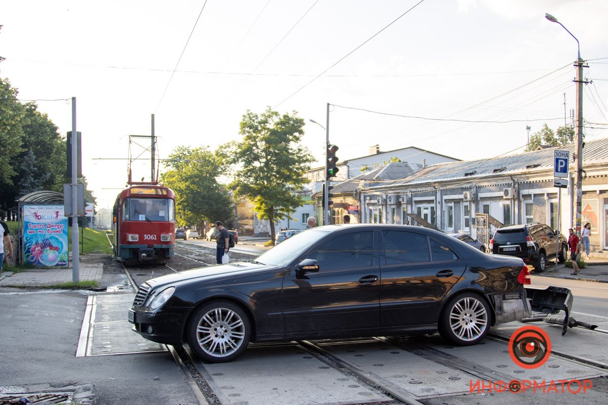 В Днепре на Грушевского Mercedes "потерял" выхлопную трубу и бампер на трамвайном переезде: образовалась пробка 9