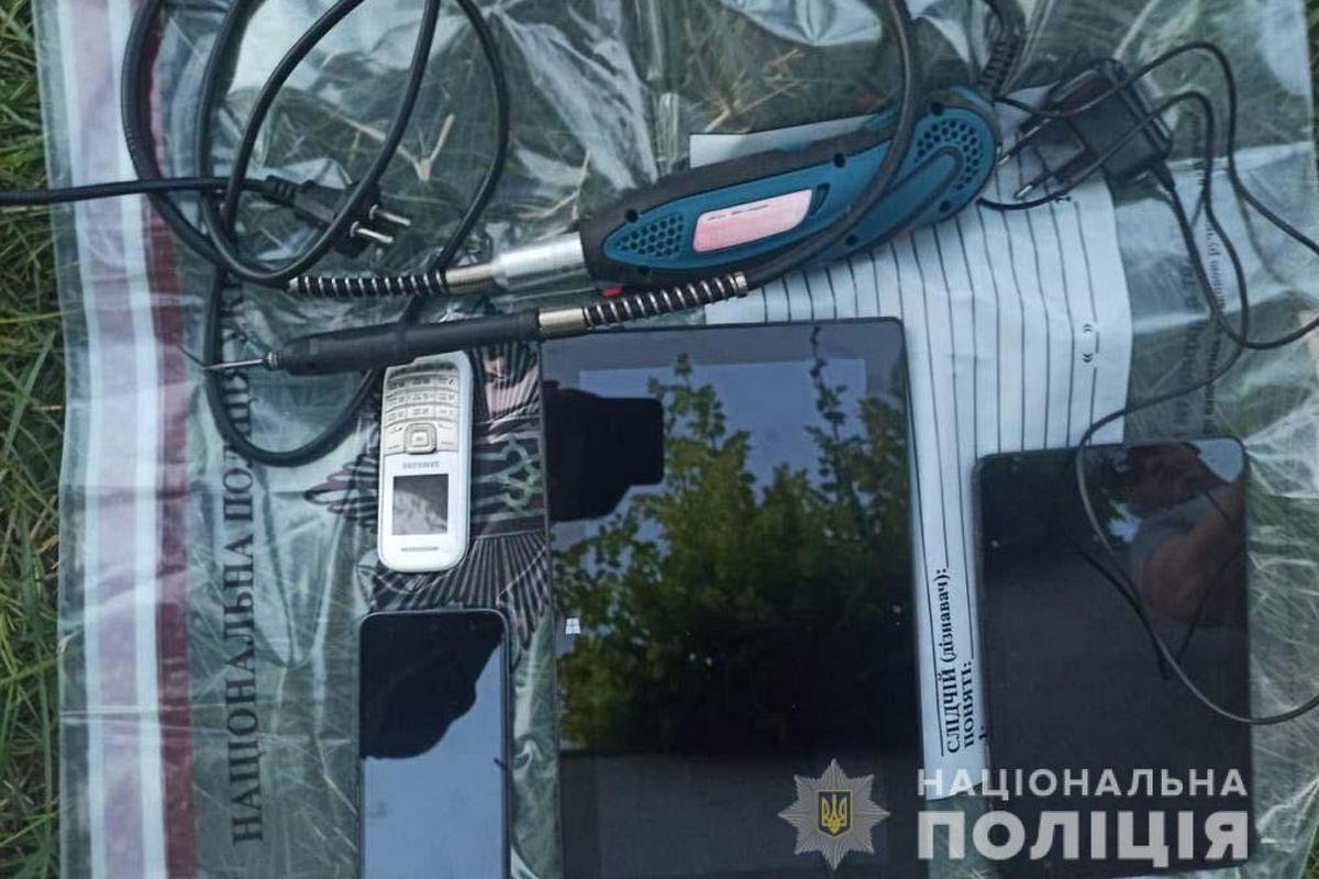 У задержанных нашли отмычки и инструменты, с помощью которых они пробрались в квартиру