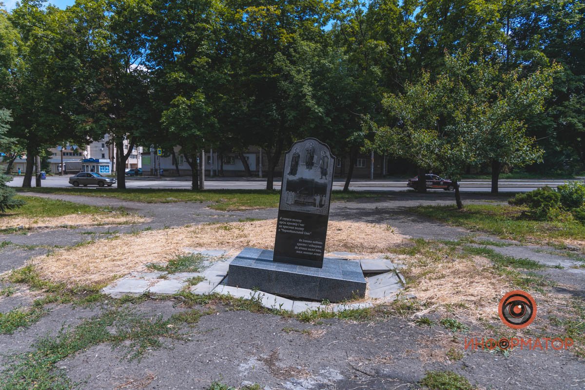 В Днепре мемориал чернобыльцам от Вилкула проваливается под землю 9