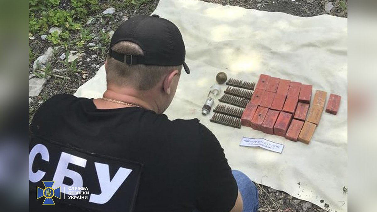 В зоне ООС в жилом доме и бывшем лагере нашли 6,5 килограммов тротила, российскую гранату и другие боеприпасы