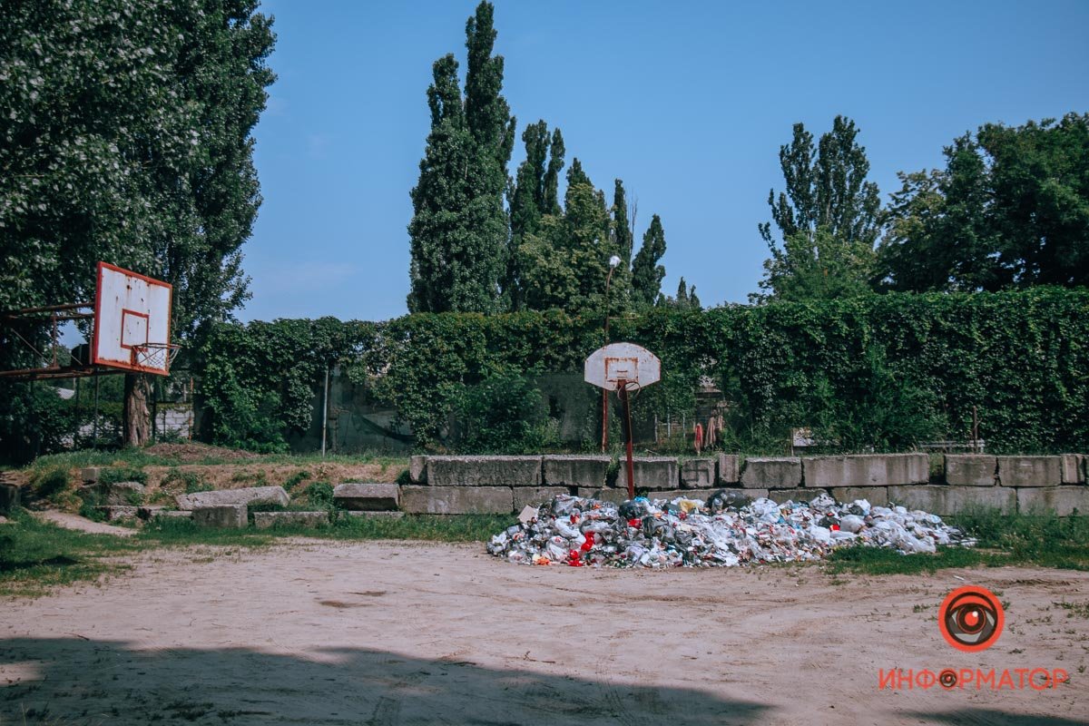 В парке "Приднепровский" баскетбольную площадку забросали мусором В парке "Приднепровский" баскетбольную площадку забросали мусором