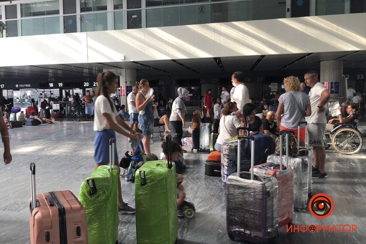 Из аэропорта убрали все лавочки