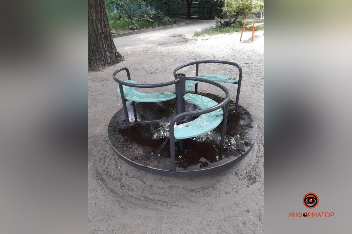 Ночью неизвестные залили машинным маслом площадку Ночью неизвестные залили машинным маслом площадку