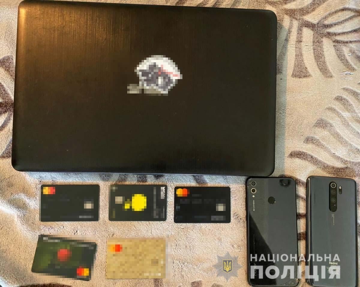 Во время обыска изъяли ноутбук, телефоны, черновые записи и банковские карты Во время обыска изъяли ноутбук, телефоны, черновые записи и банковские карты