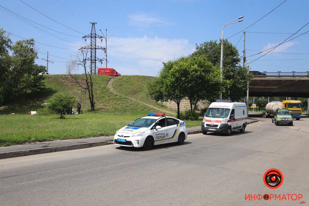 В Днепре с Кайдакского моста слетел Renault 1